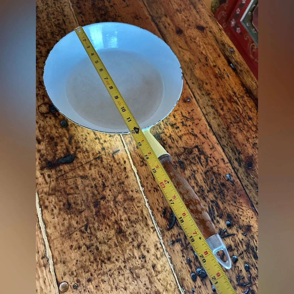 Vintage 50s/60s LeCreuset wooden handle enamel cast iron pan, yellow 28